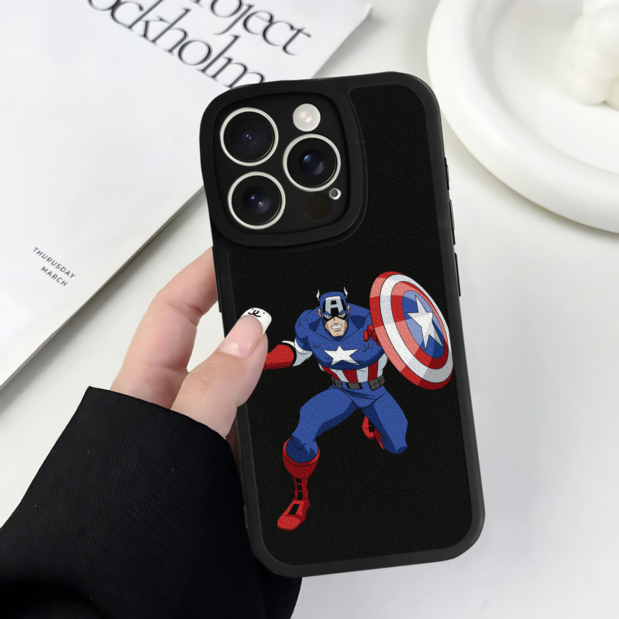 （画像用） アベンジャーズ The Avengers 【iPhone 16シリーズ対応】シリコンスマホケース（レザー調） 材質：シリコン